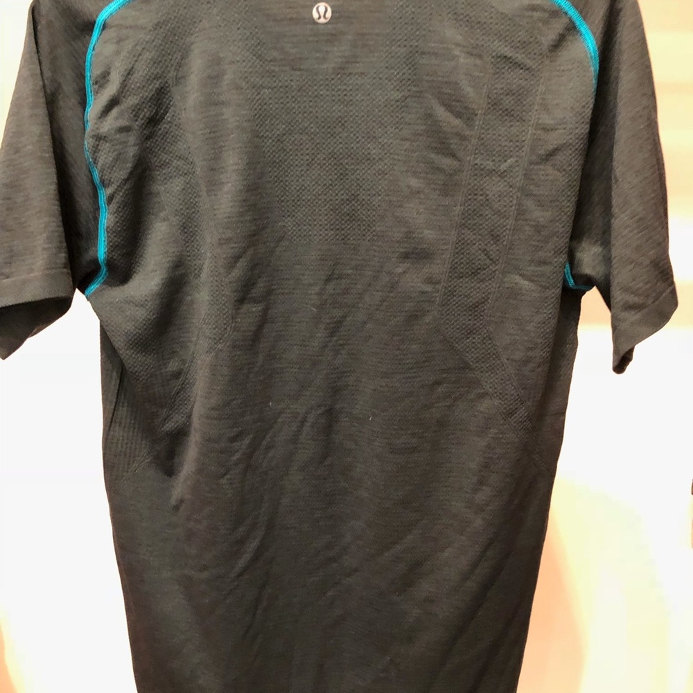 Lululemon men’s vent tech shirt